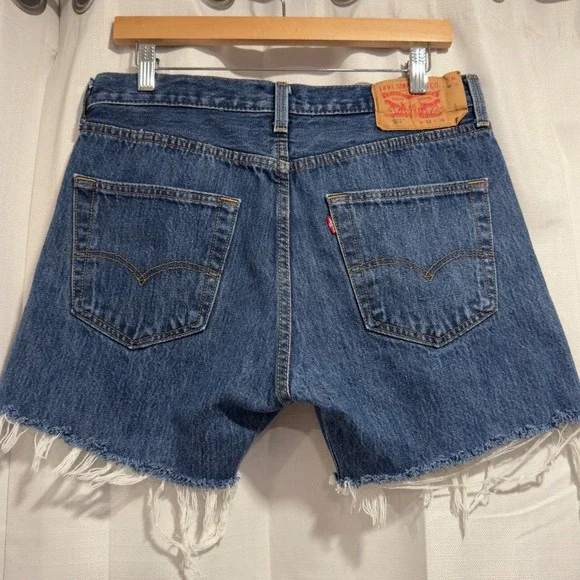 Vintage Levis 501 Original Button Fly Cut Off Denim Shorts Medium Wash W32 L36 - Picture 6 of 6